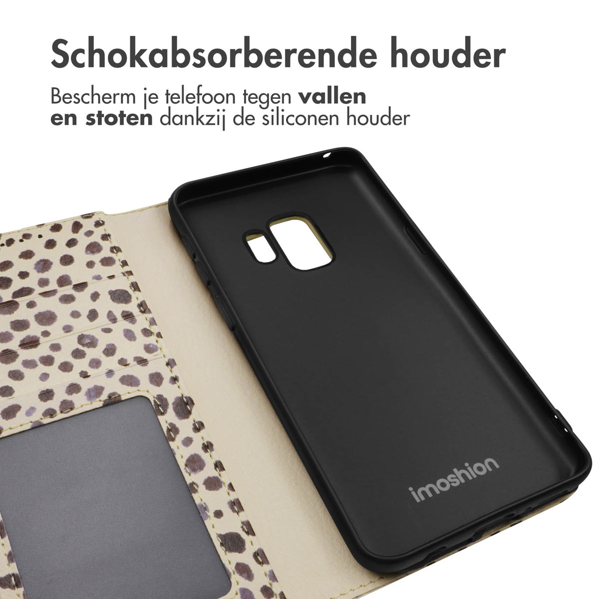 Telefoonhoes met een stippenpatroon en een zwarte telefoon erin. De hoes is open en toont de achterkant van de telefoon.