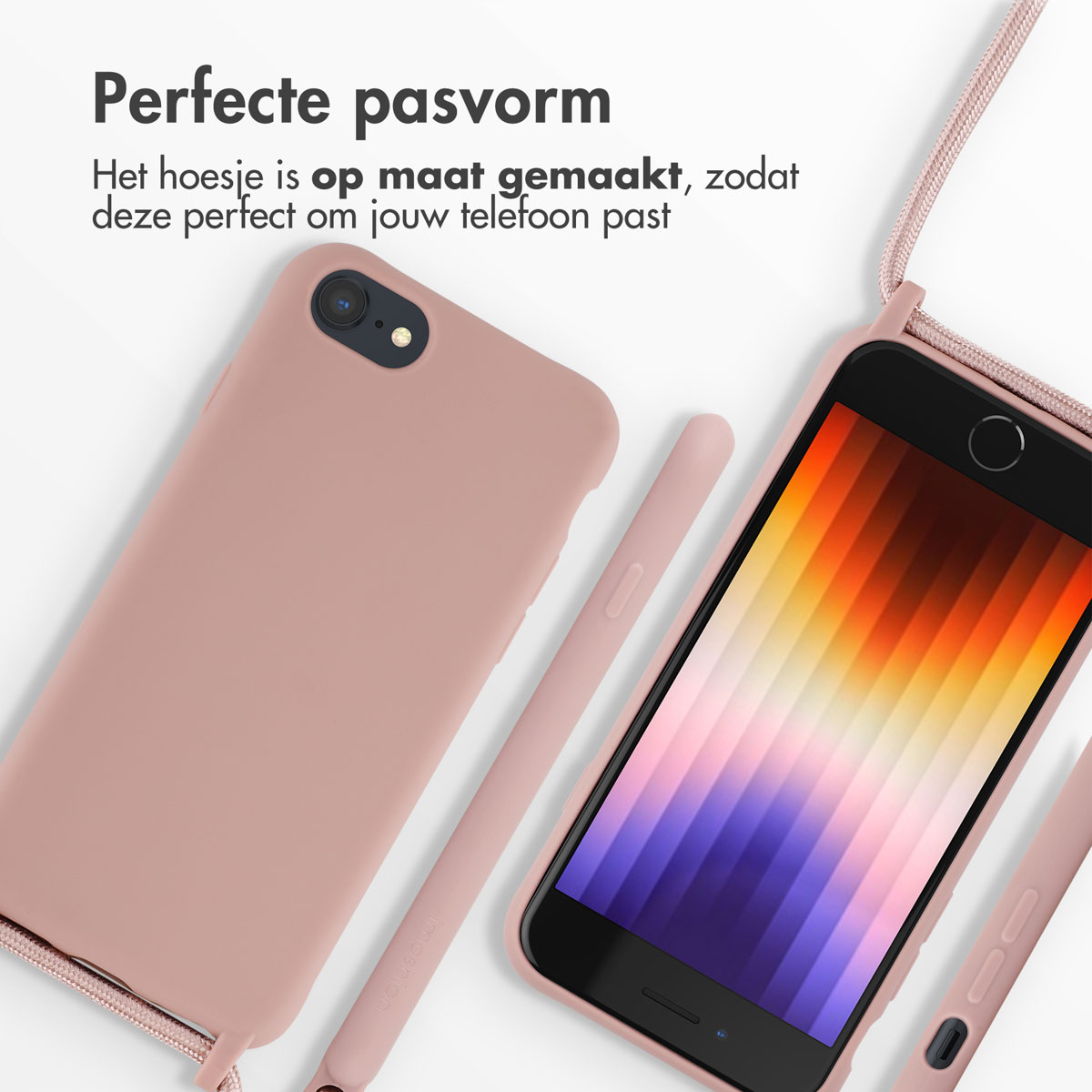 Een roze telefoonhoesje en een roze telefoon. De hoes en de telefoon liggen naast een pen en een bandje.