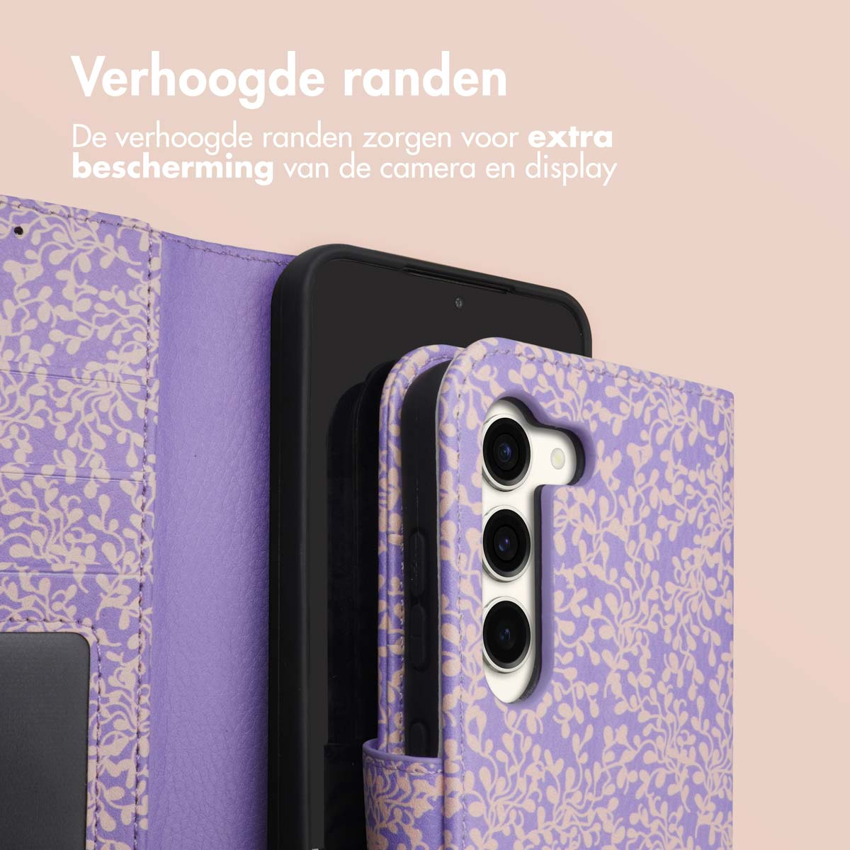 Paars telefoonhoesje, bloemenontwerp, met telefoon erin. Verhoogde randen.