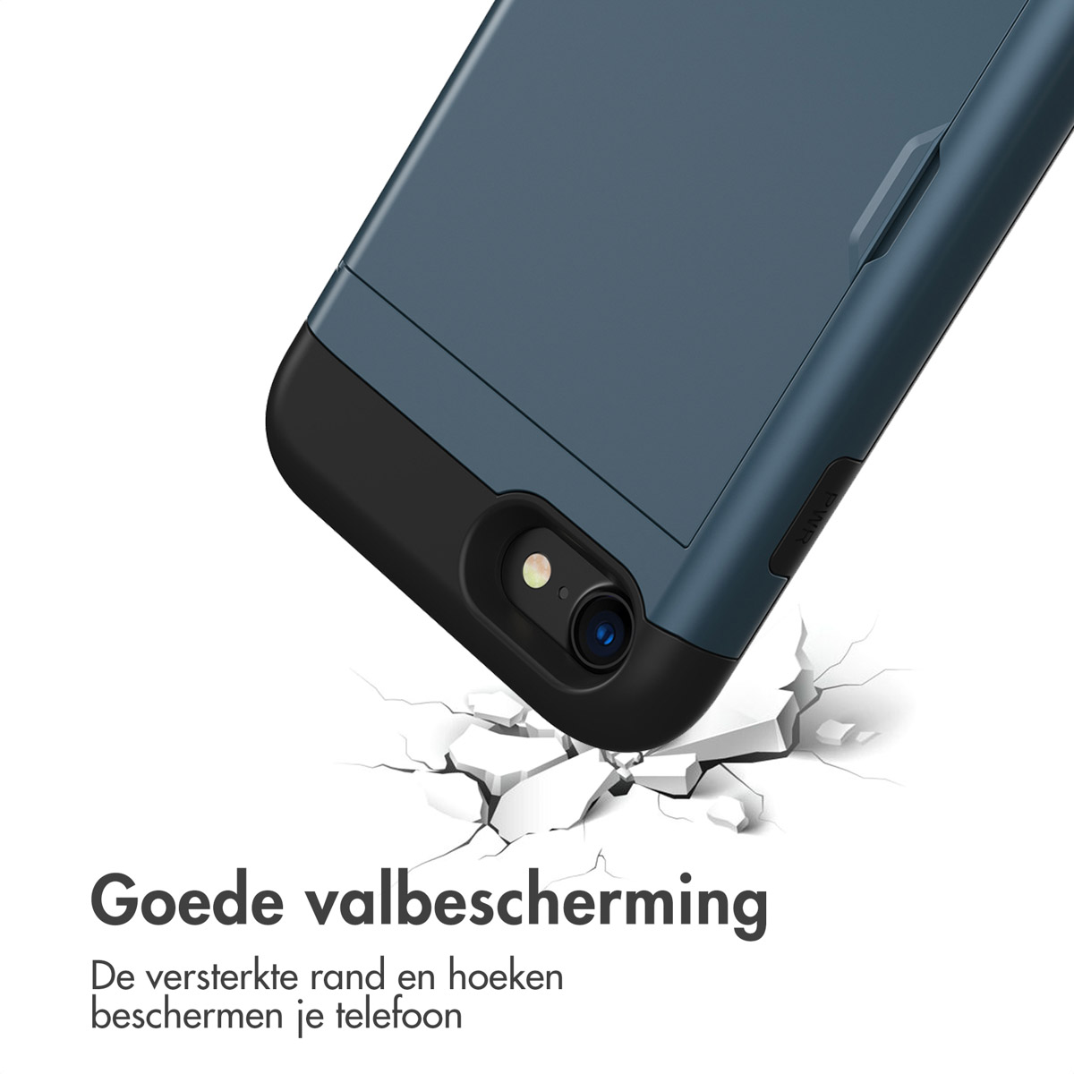 Een telefoonhoesje met een blauwgrijze achterkant en zwarte randen op een gebarsten oppervlak. De hoes beschermt de telefoon.
