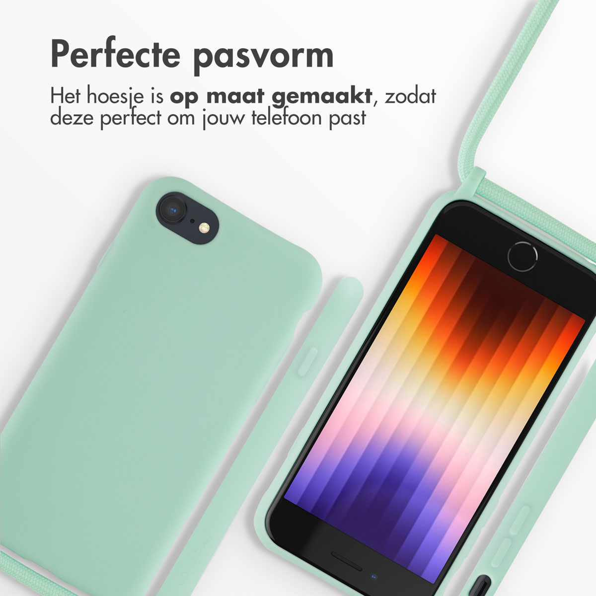 Un téléphone dans un étui vert menthe avec un cordon assorti. Un autre étui et téléphone sont derrière.