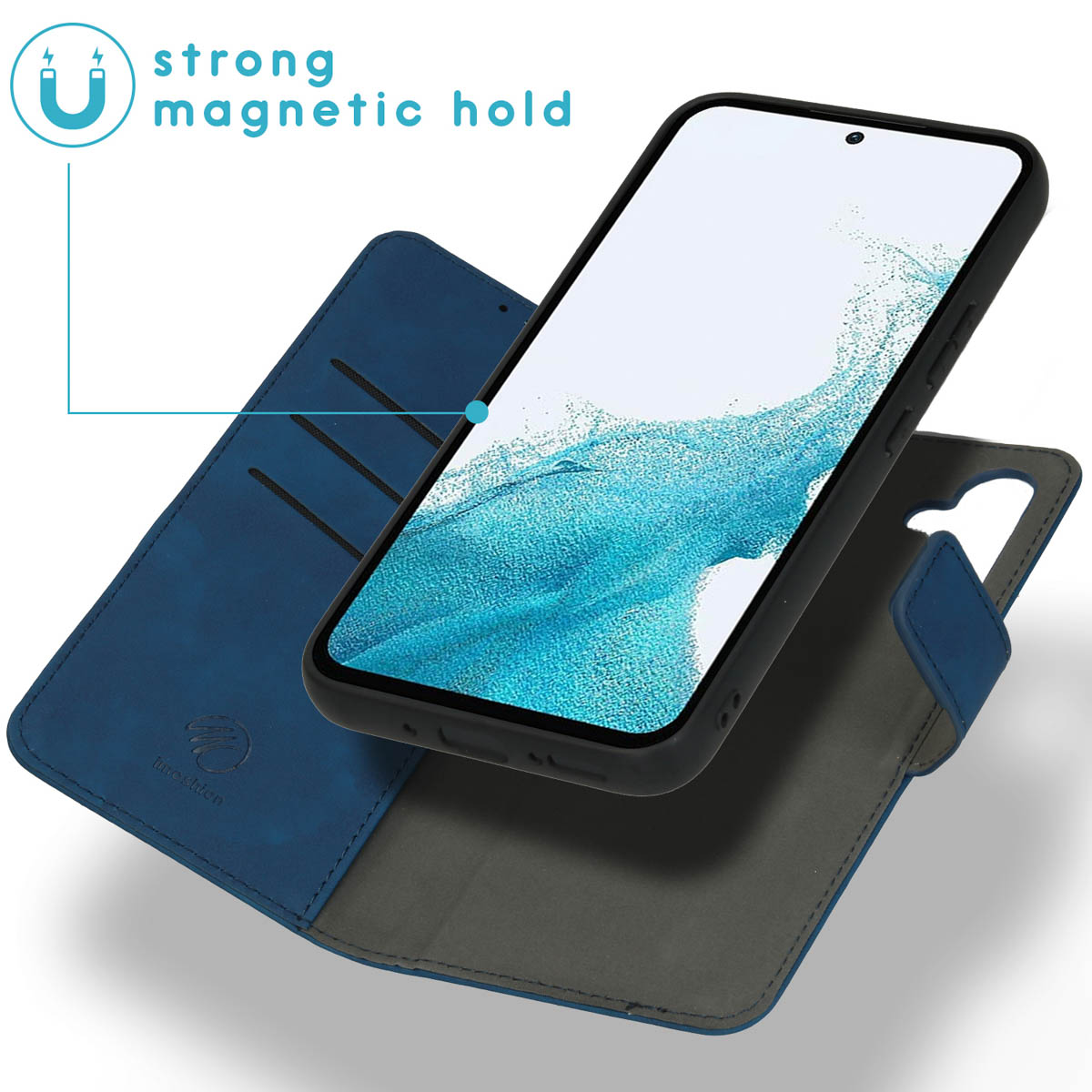 Étui bleu, ouvert. Téléphone dedans, forte fixation magnétique.