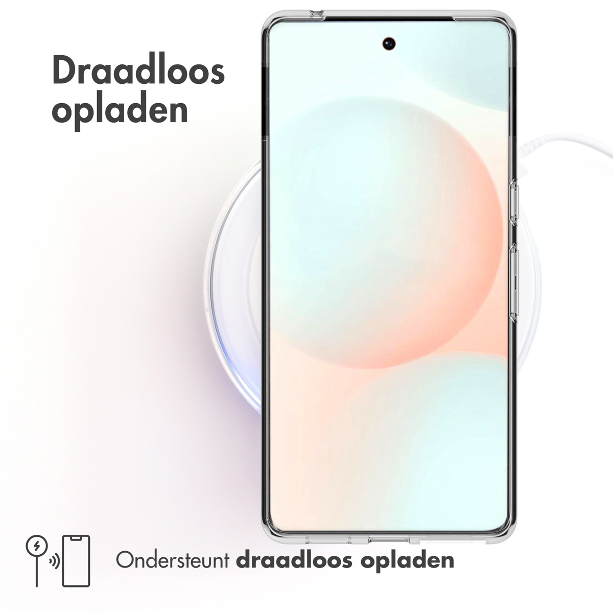 Téléphone dans étui transparent, recharge sans fil sur un socle blanc.