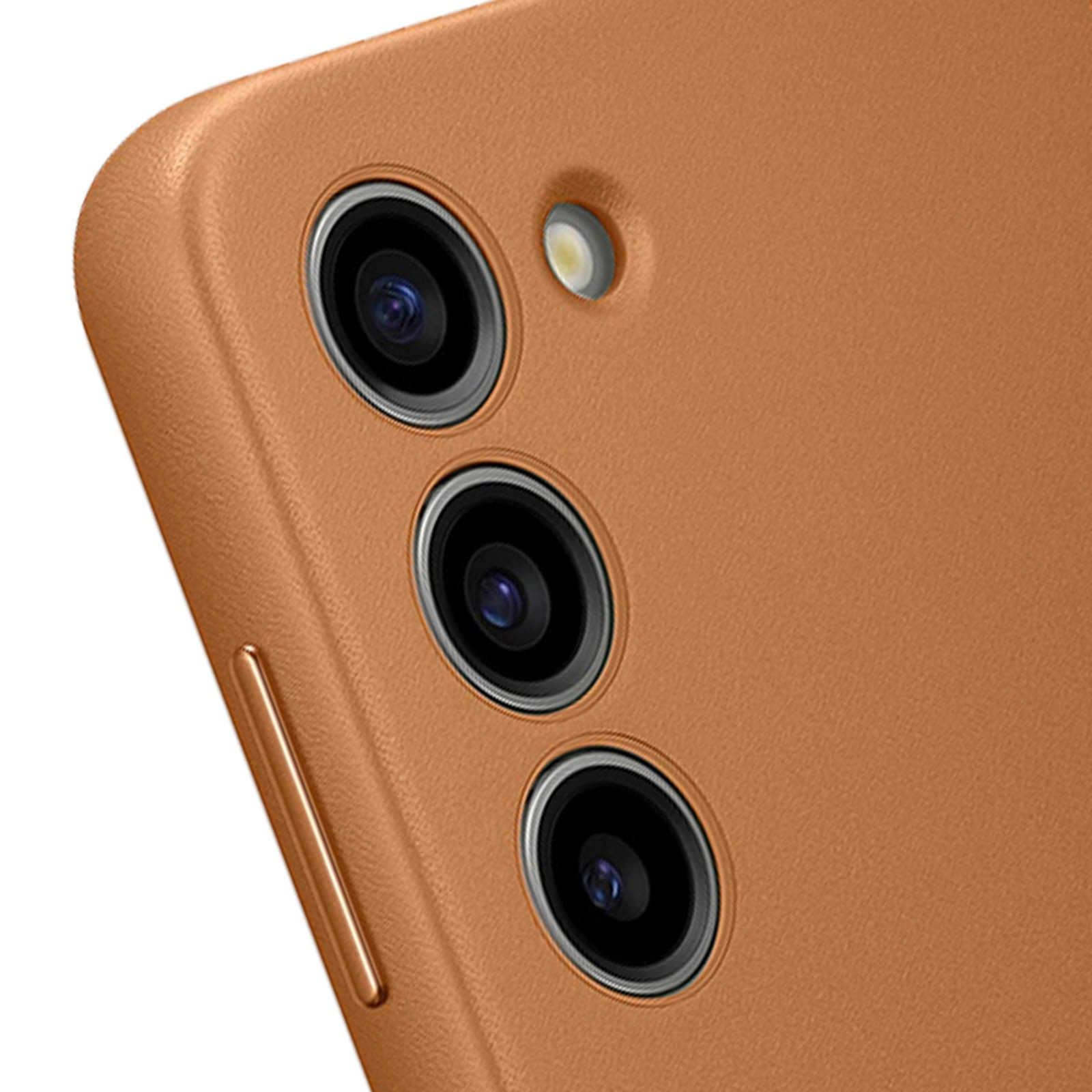 Zbliżenie na brązowy telefon z potrójnym aparatem i lampą błyskową z tyłu.