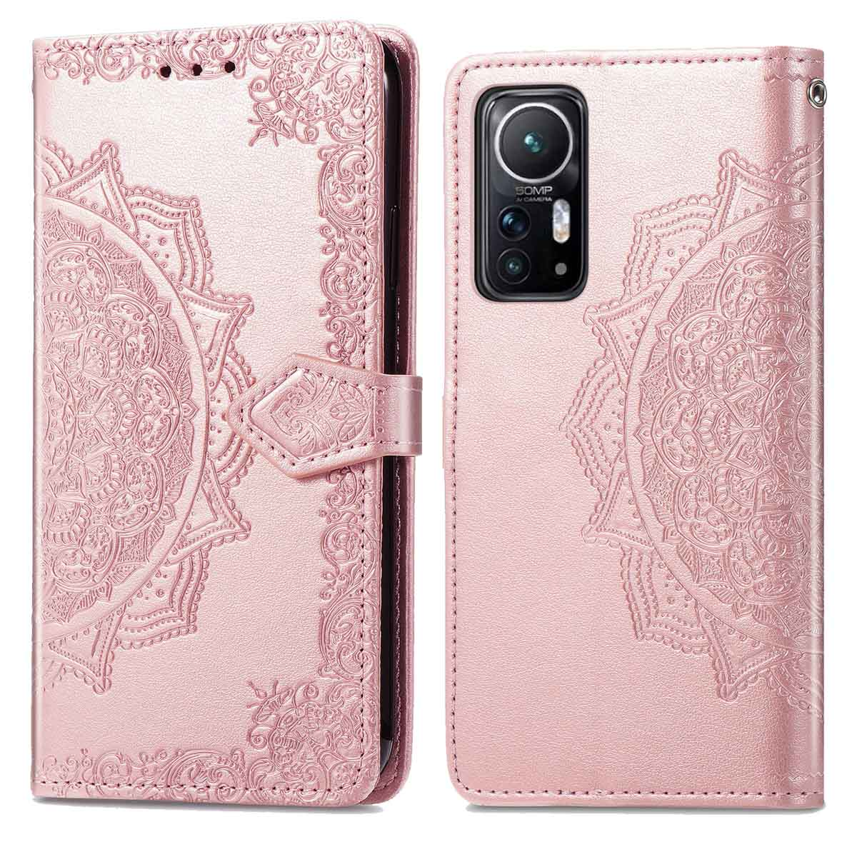 Une coque de téléphone rose avec un motif mandala, ouverte pour montrer un téléphone et des fentes pour cartes. La coque est sur fond blanc.