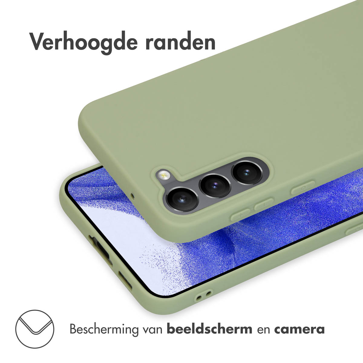 Telefoon en hoesje, groen hoesje bovenop. Verhoogde randen voor scherm- en camerabescherming.