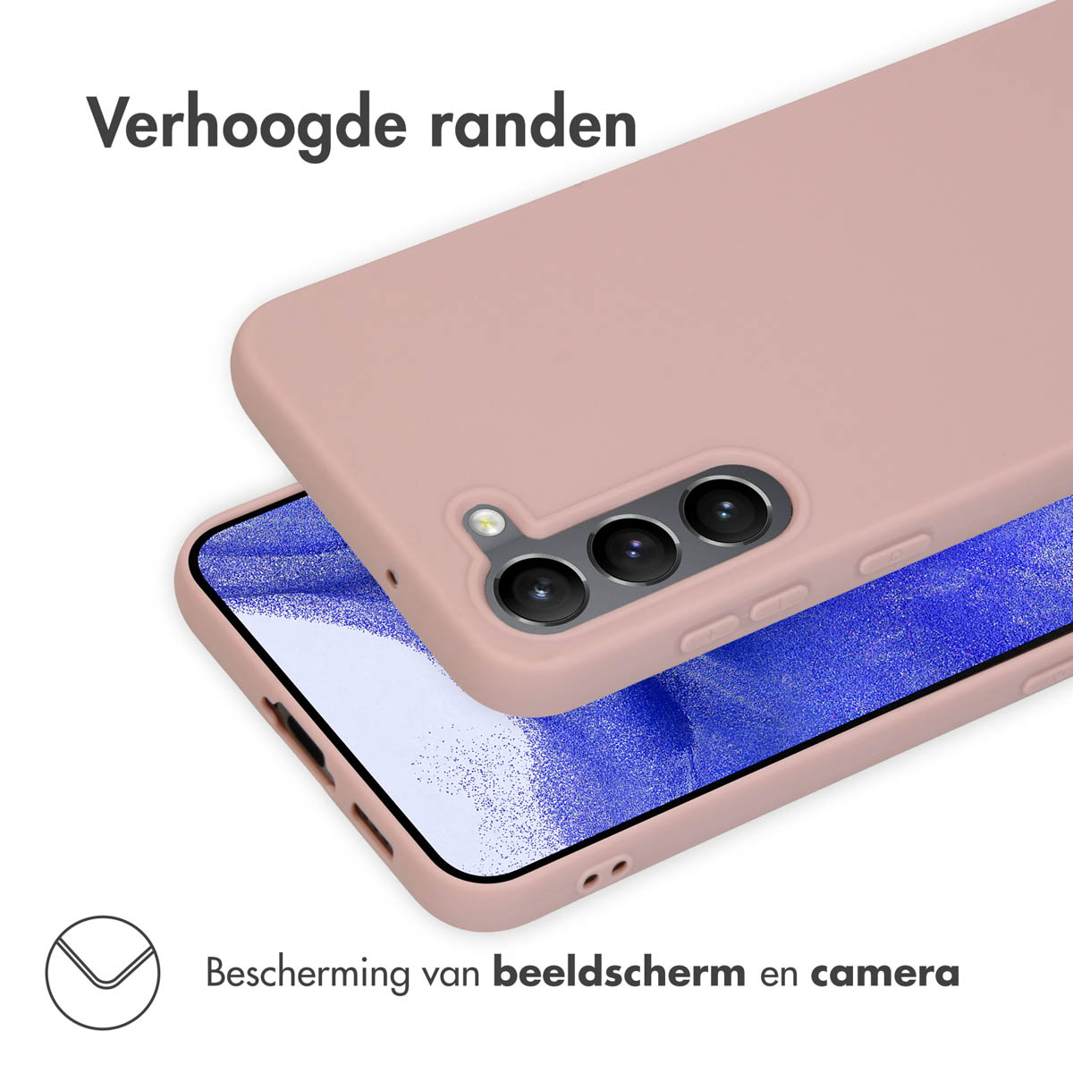 Roze telefoonhoes met telefoon en camera zichtbaar.