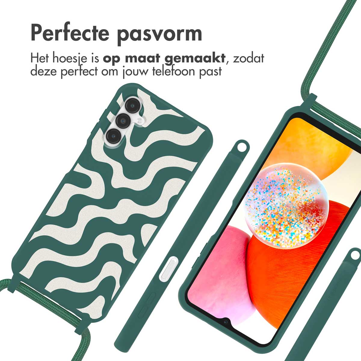 Deux coques de téléphone et un téléphone avec une sangle. Les coques sont vertes et blanches. Le fond est blanc.
