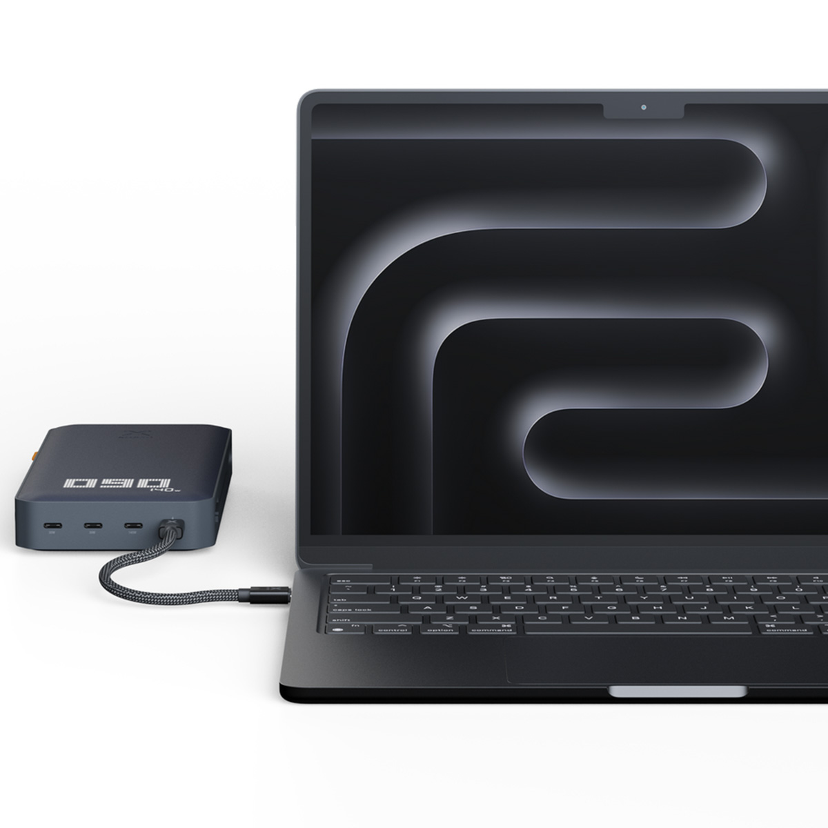 Ein Laptop, der mit einer Powerbank verbunden ist. Der Laptop ist geöffnet, die Powerbank hat ein Display.