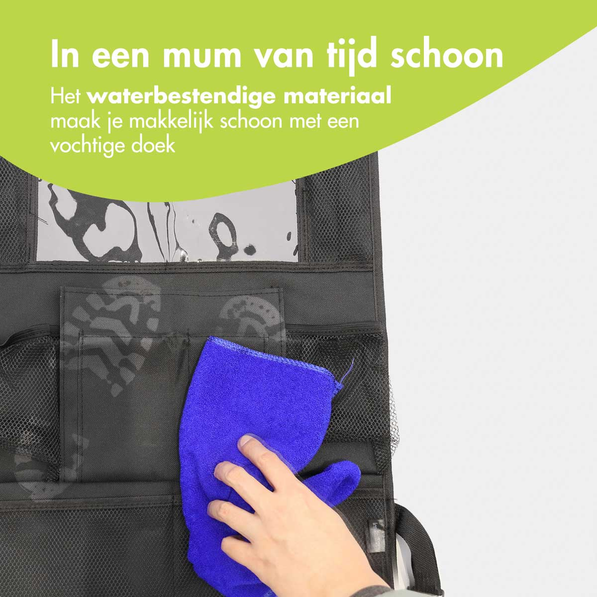 Hand veegt blauwe doek over auto stoel organizer met tekst.