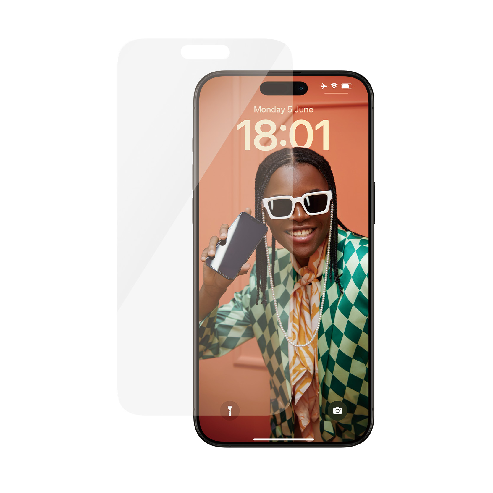 Telefono con protezione schermo. Lo schermo mostra una persona con occhiali da sole. L'ora è 18:01.