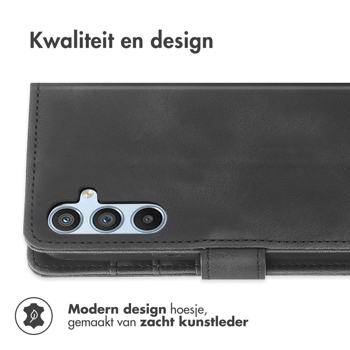 Zwarte, lederachtige telefoonhoes, met flap en knoopsluiting, met tekst erboven.