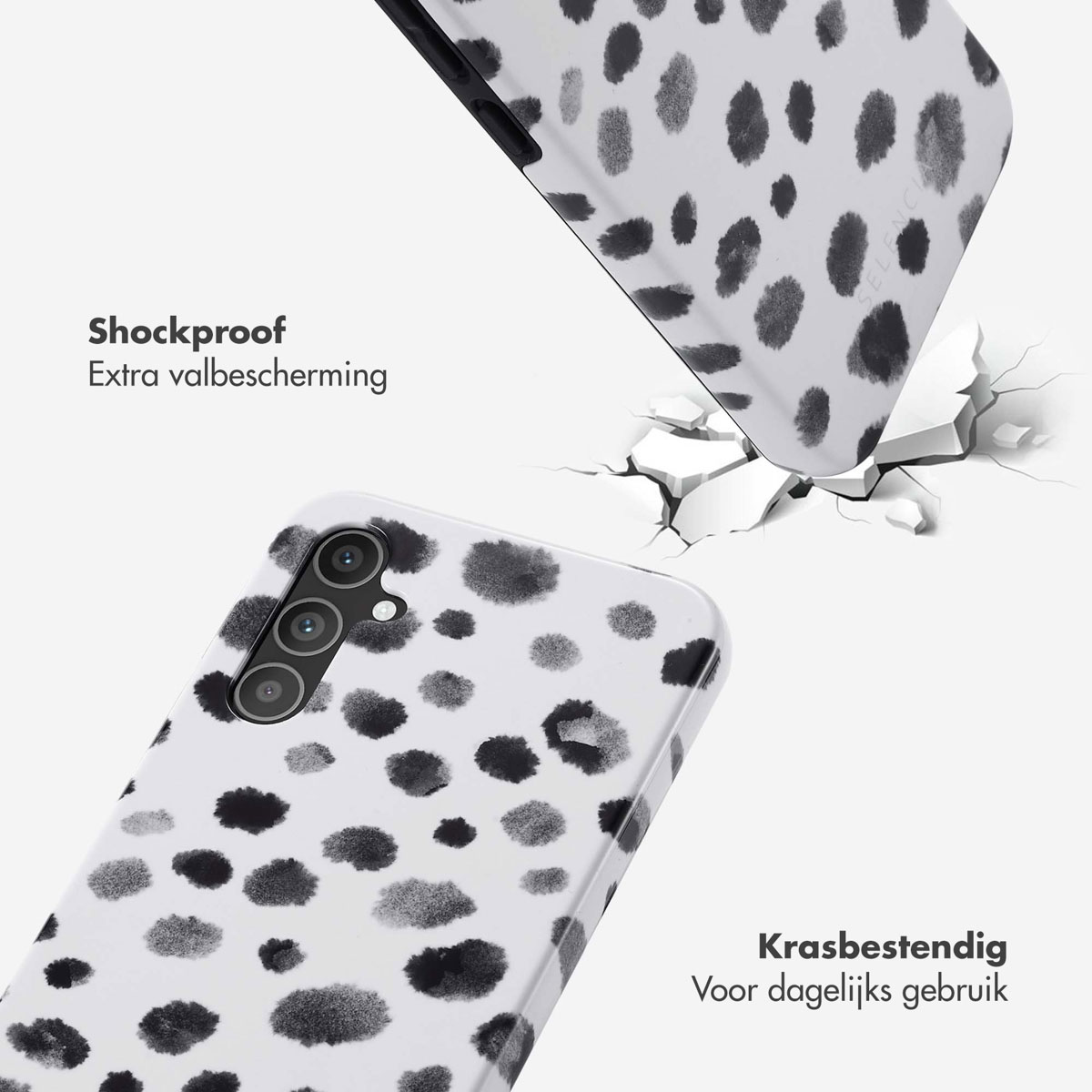 Telefoonhoesje met een wit en zwart stippen design, impact test.