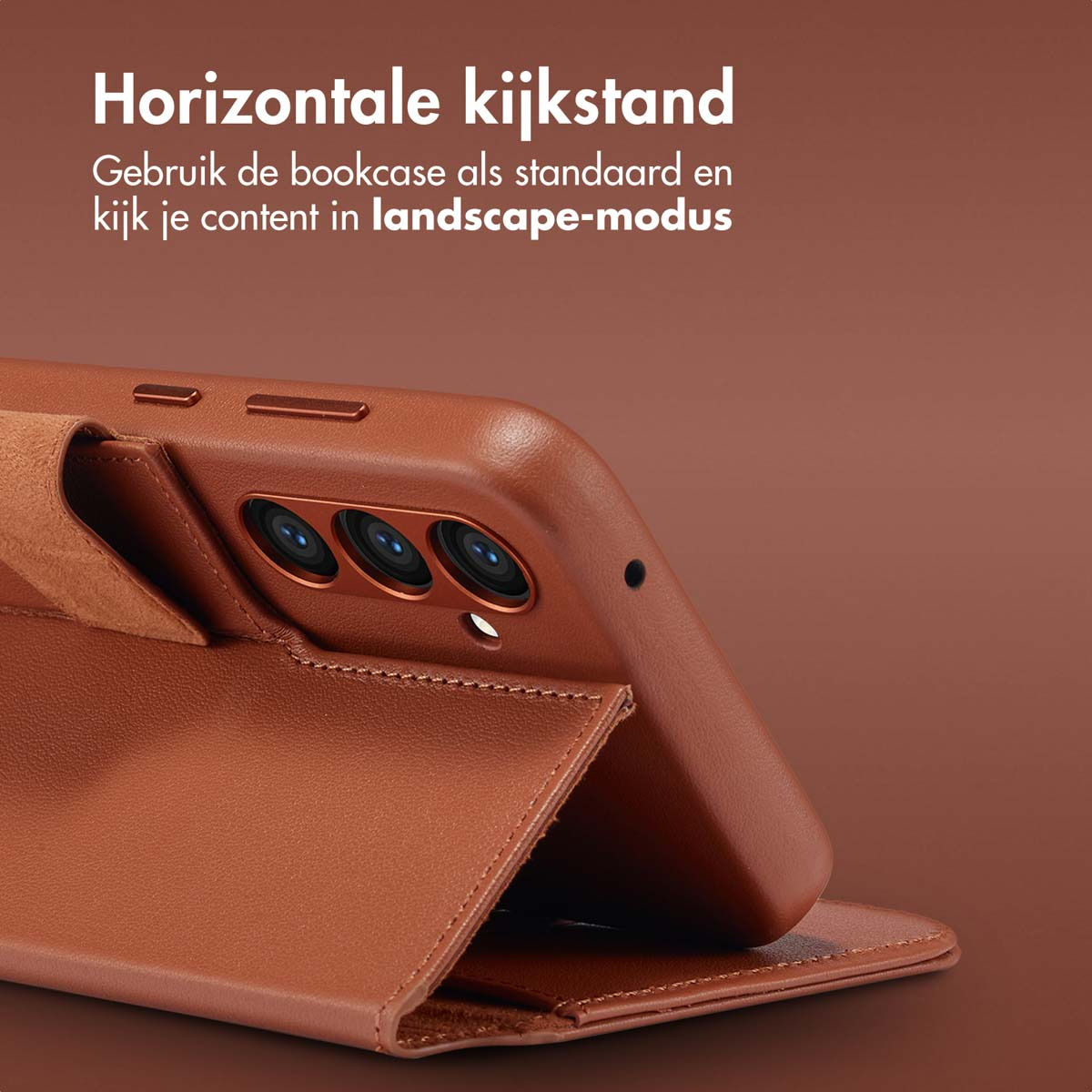 Bruine telefoonhoes in landschapsmodus. Telefoon rust in de hoes.