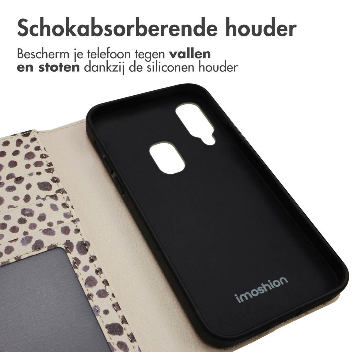 Coque de téléphone noire avec un portefeuille à imprimé léopard, tenant un téléphone.