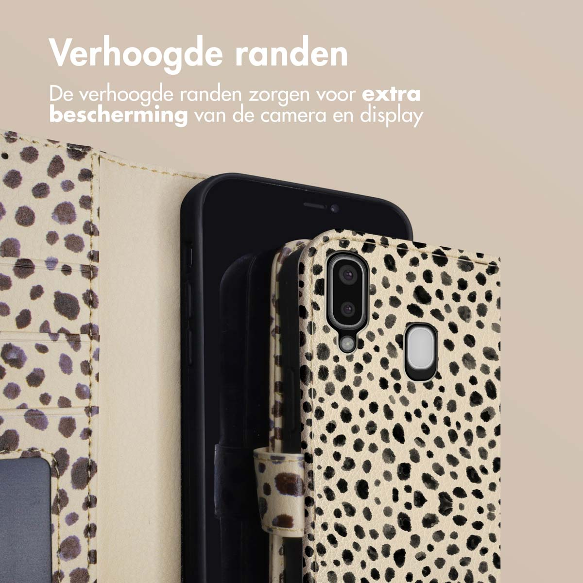 Téléphone dans un étui. L'étui a une couverture beige avec des points noirs. Texte: Les bords surélevés offrent une protection supplémentaire.