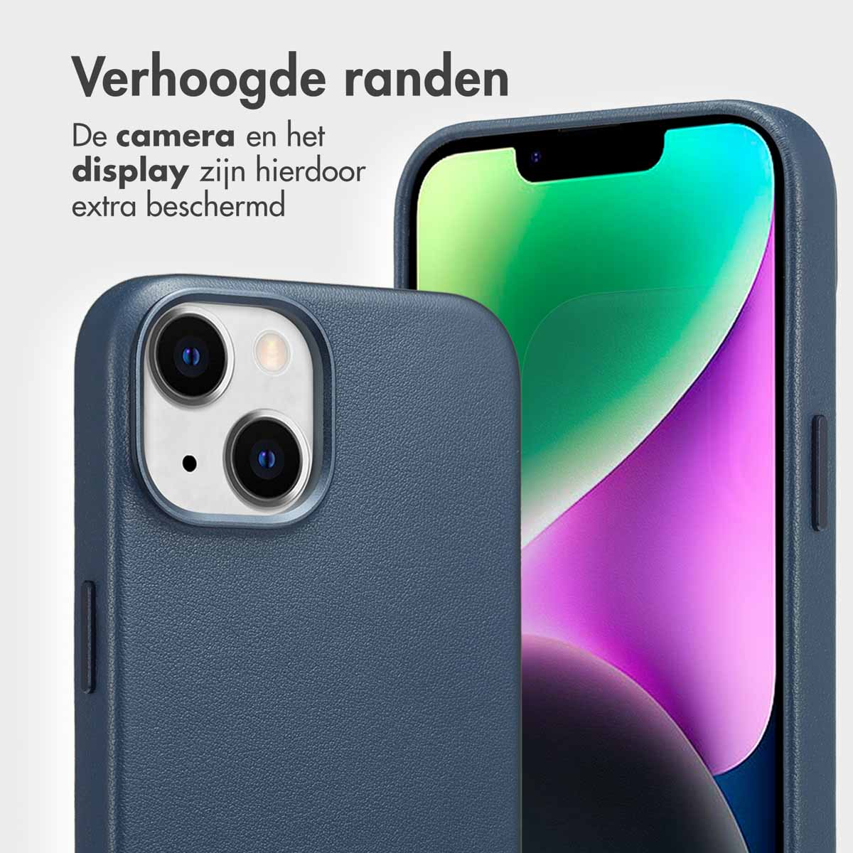 Close-up van een marineblauwe telefoonhoes. De telefoon is gedeeltelijk zichtbaar en toont een groen scherm.