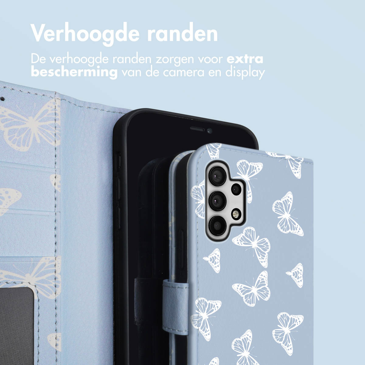 Blauwe telefoonhoes met vlinderontwerp. Telefoon erin. De hoes heeft verhoogde randen voor bescherming.