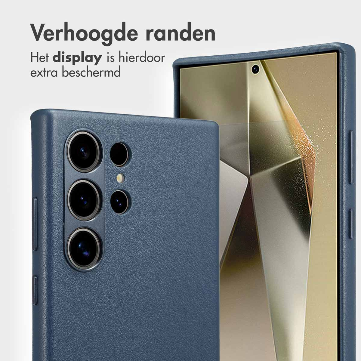Close-up van een donkerblauwe telefoonhoes met een telefoon erin, met een camera-opstelling.