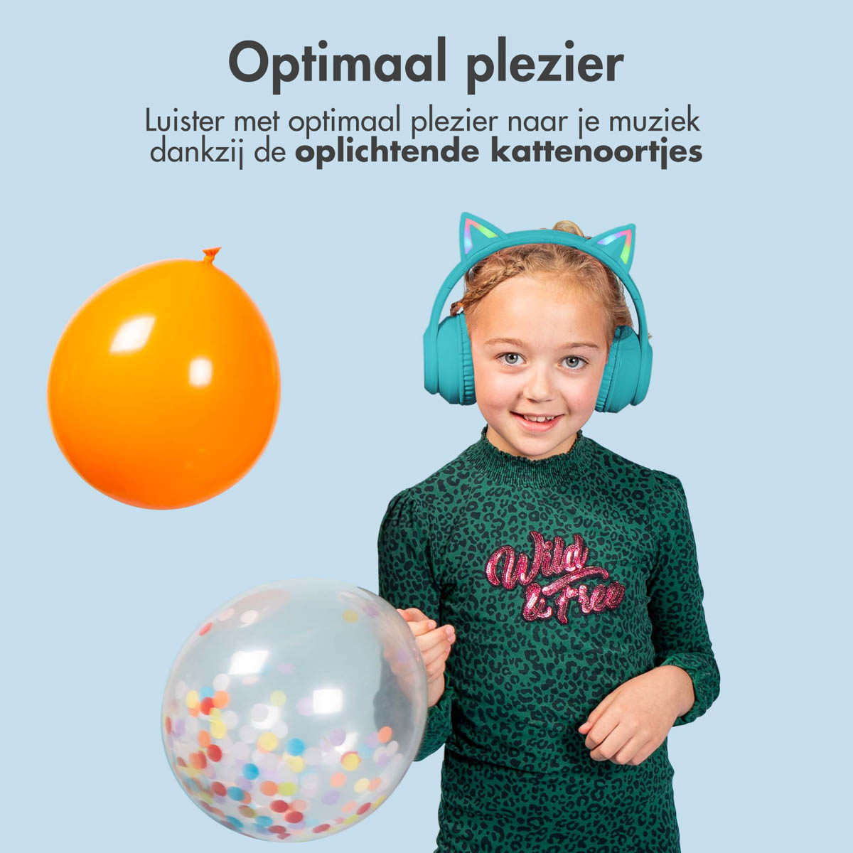 Jong meisje met kattenoorkoptelefoon, oranje ballon en confettiballon. Blauwe achtergrond.