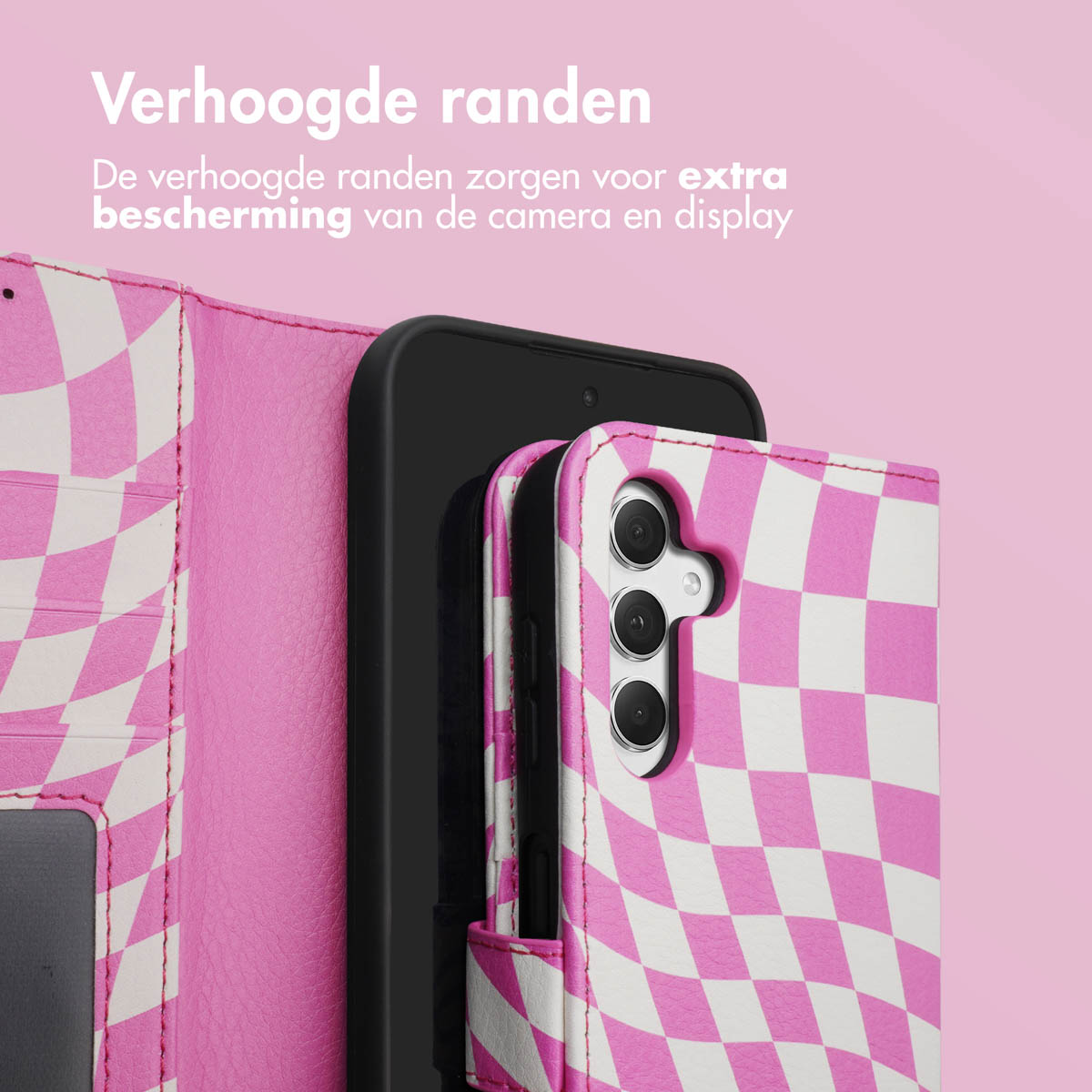 Un téléphone dans un étui à carreaux roses et blancs. L'étui s'ouvre pour montrer le téléphone.