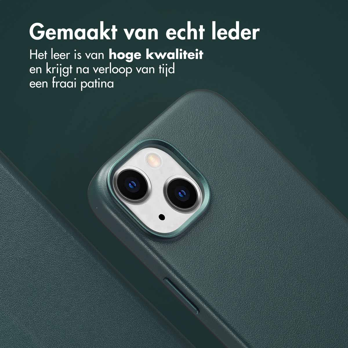 Close-up van een donkergroene leren telefoonhoes die het camera-gedeelte laat zien.