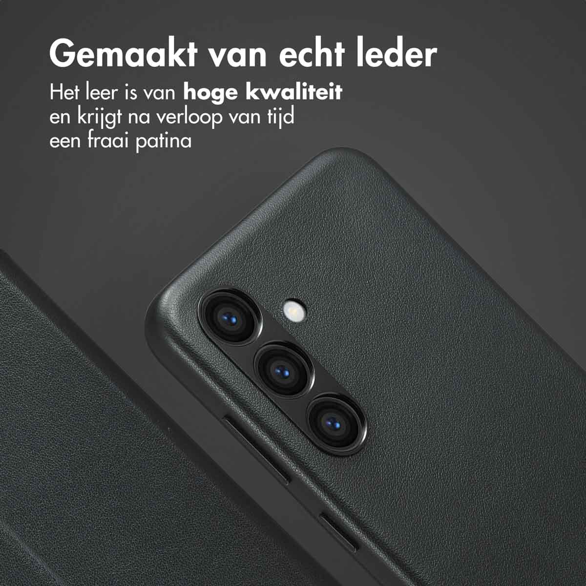 Zwarte leren telefoonhoes. De telefoon heeft drie cameralenzen.