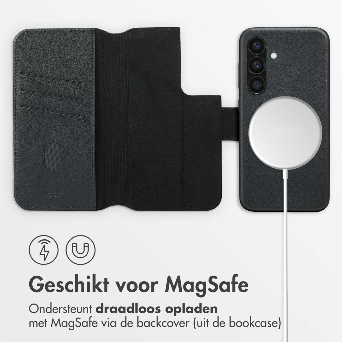 Een telefoonhoesje met een telefoon erin. De hoes is zwart en heeft een MagSafe-logo en een witte oplaadkabel.