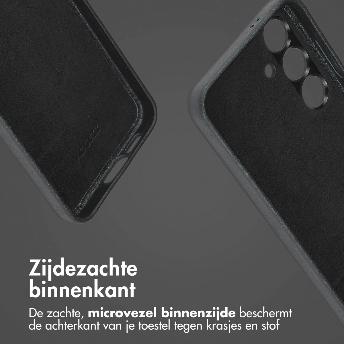 Close-up van de binnenkant van een zwarte telefoonhoes. Het heeft een glad, zwart oppervlak.