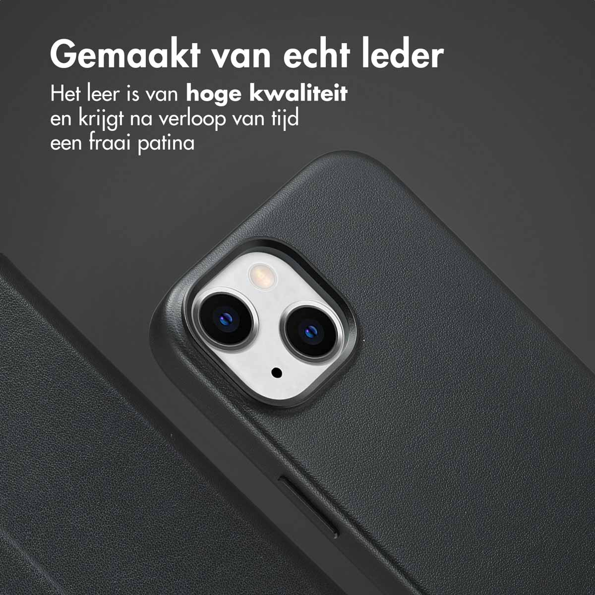 Gros plan sur un étui en cuir noir avec téléphone. Le fond est noir.