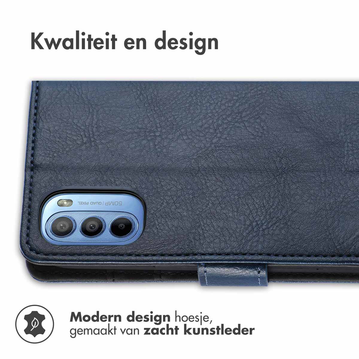 Blauwe telefoonhoes met een telefoon. De telefoon heeft een drievoudige camera en is blauw.