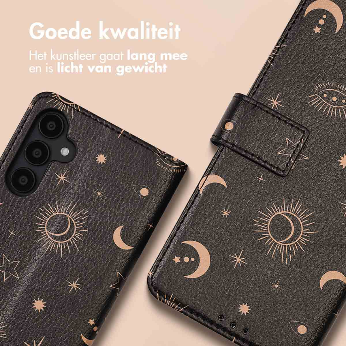 Une coque de téléphone avec un motif de lunes et d'étoiles. La coque est sur un téléphone et est ouverte.