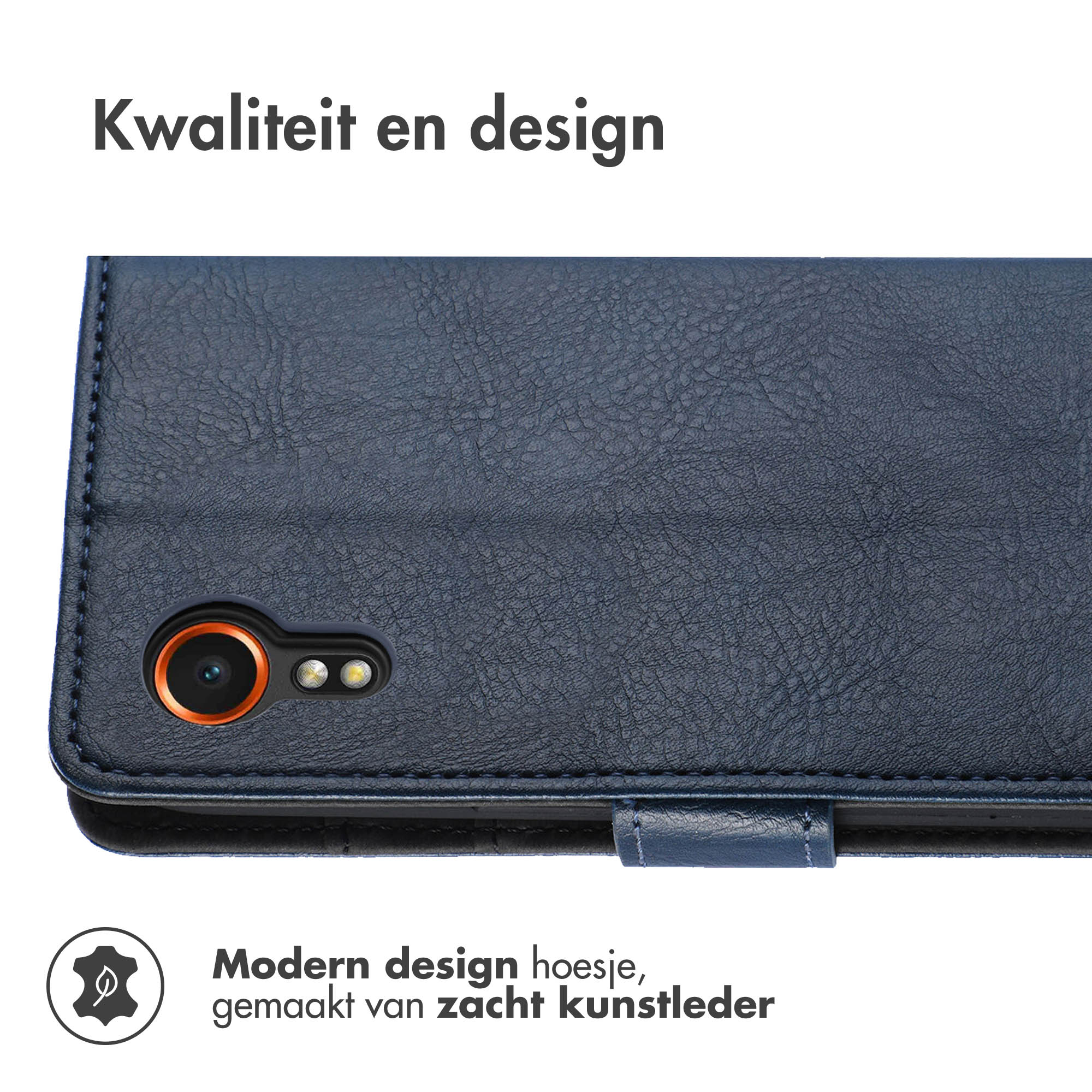 Een blauwe telefoonhoes met een telefoon. Tekst zegt design & kwaliteit. De hoes is van leer.