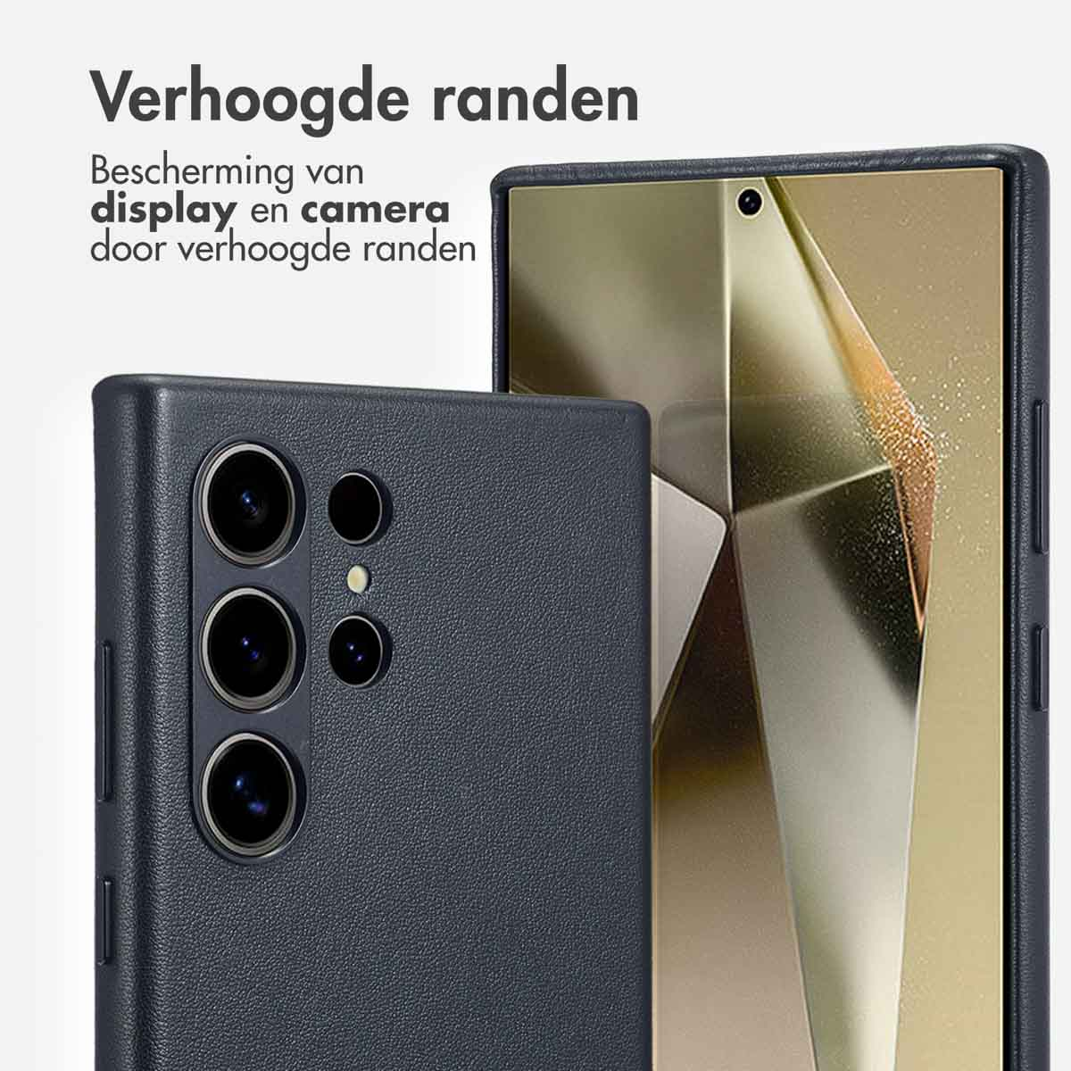 Donkerblauwe telefoonhoes met verhoogde randen. De telefoon zit in de hoes.