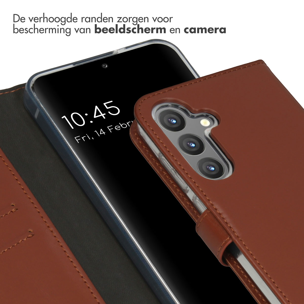Téléphone avec une coque marron. L'écran du téléphone affiche l'heure et la date. La coque a un rabat.