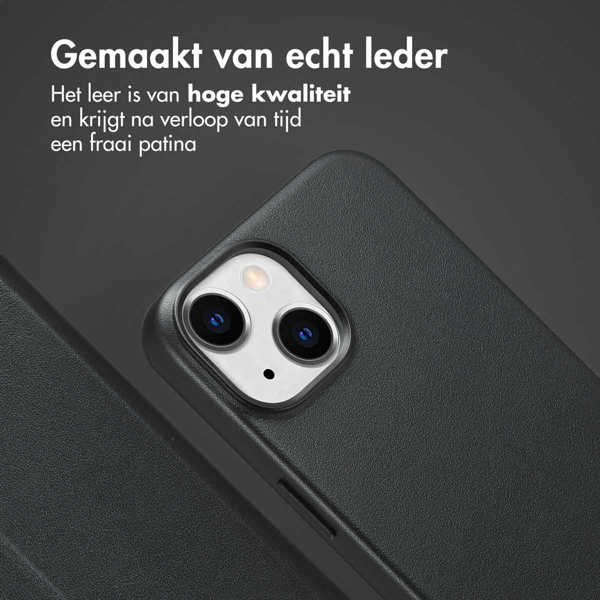 Zwarte leren telefoonhoes. Telefoon op de achtergrond.