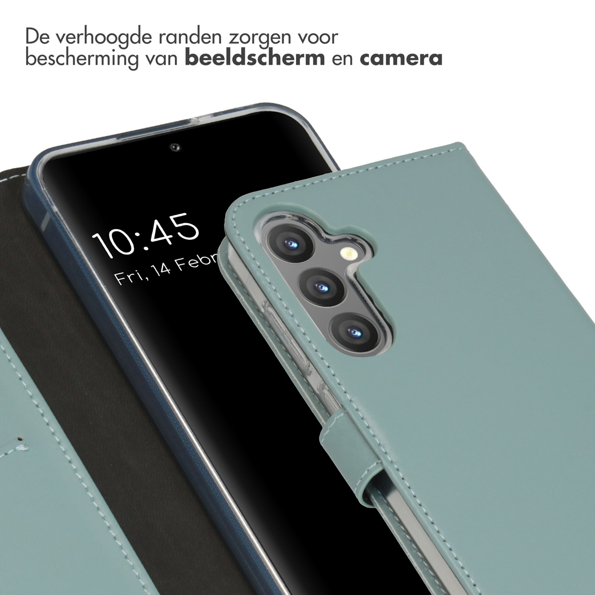 Een telefoonhoesje, lichtblauw, en een telefoon. De telefoon toont de tijd en datum.