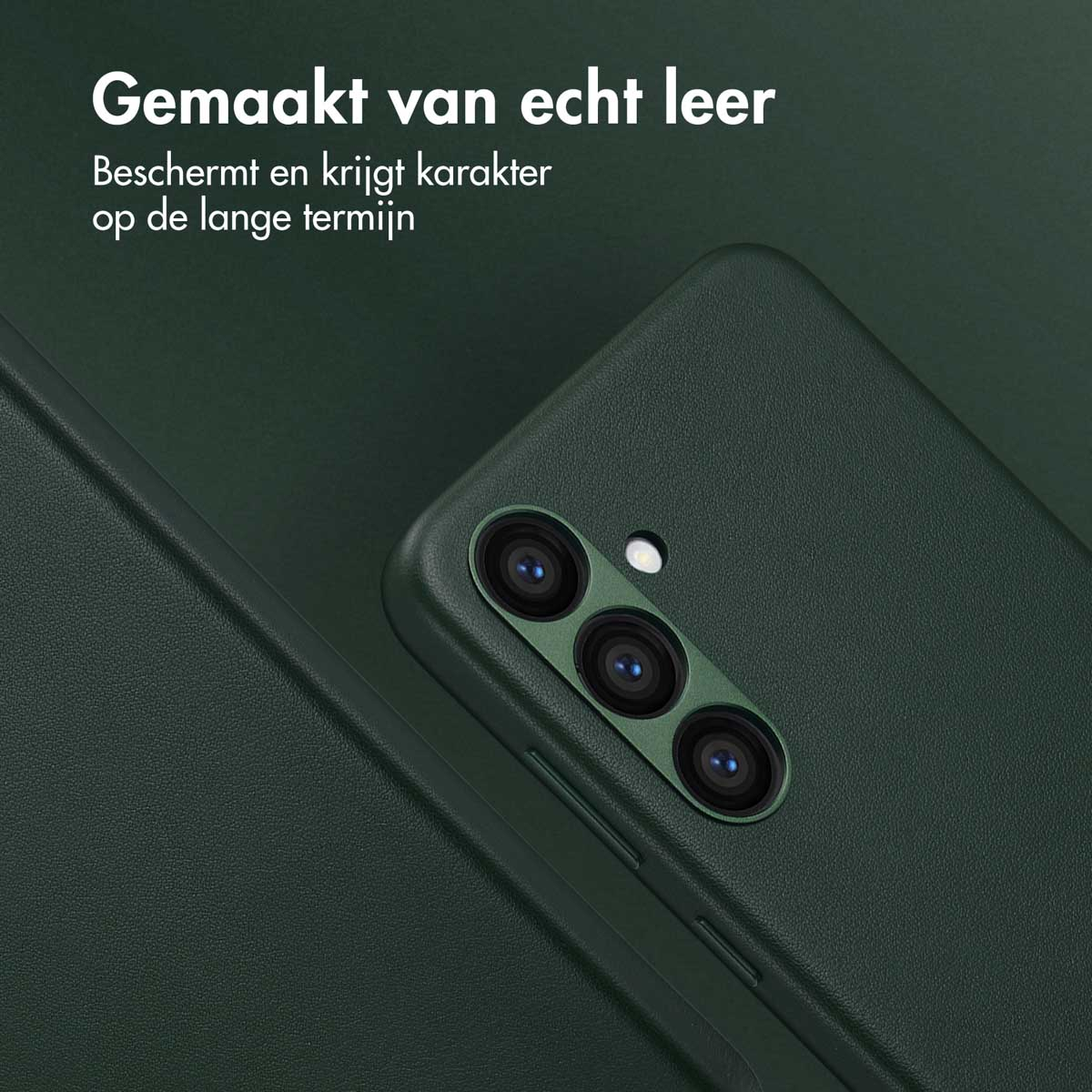 Close-up van een groene telefoonhoes en telefoon. De telefoon heeft drie camera's. De hoes is groen.