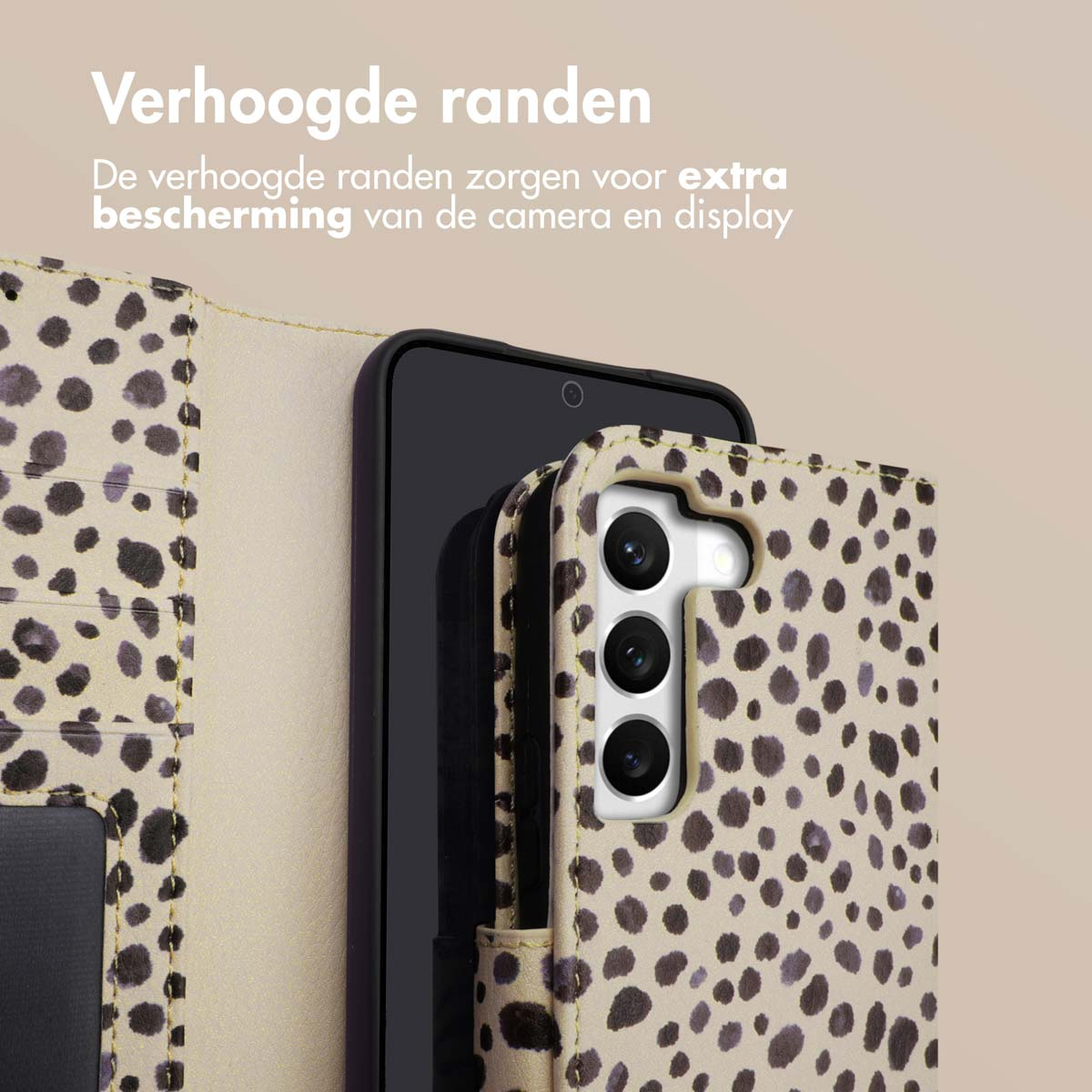 Une coque de téléphone avec un motif dalmatien. La coque est ouverte et affiche un téléphone.
