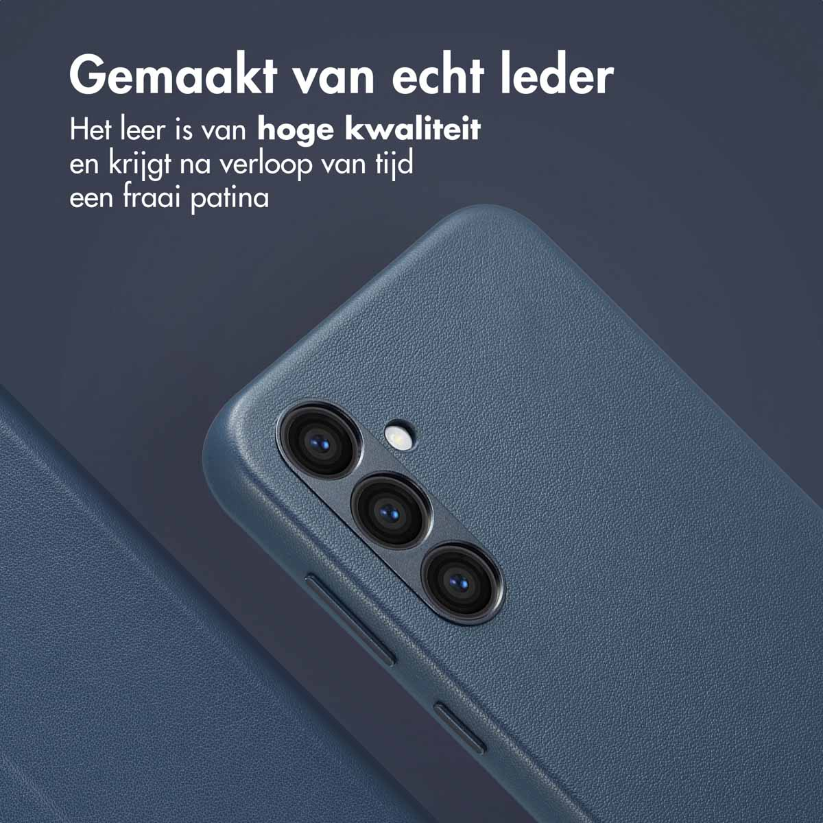 Donkerblauwe telefoonhoes. De hoes is donkerblauw en toont de camera van dichtbij.