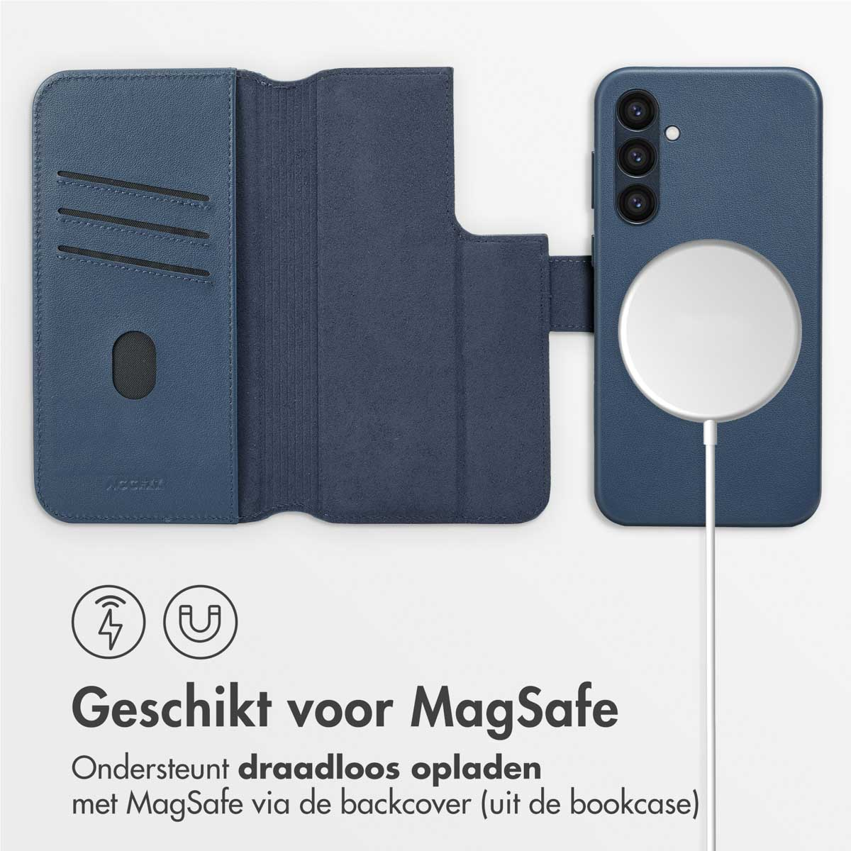 Blauwe telefoonhoes met telefoon en oplaadkabel. De hoes is open. De telefoon heeft een witte cirkel.
