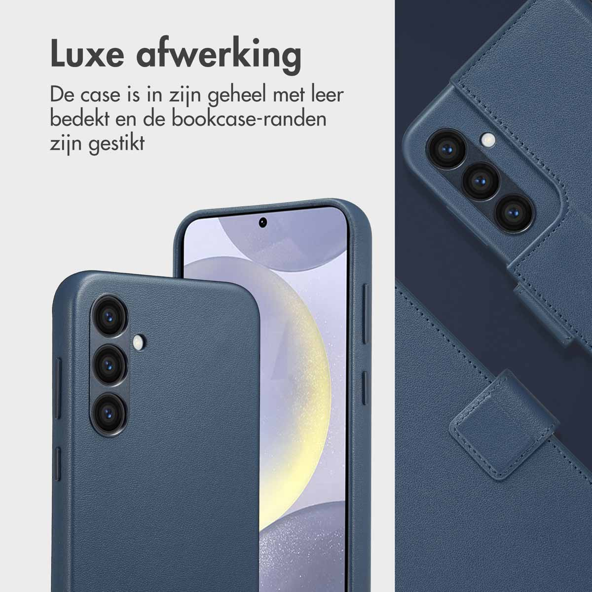 Blauwe telefoonhoes met lederen textuur. De hoes bedekt de telefoon. Achtergrond toont de hoes details.