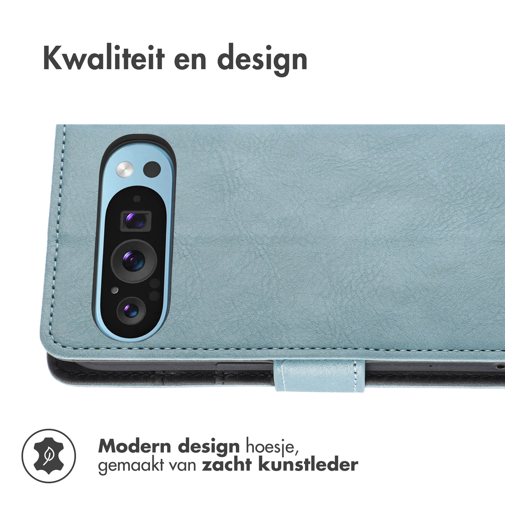 Lichtblauwe telefoonhoes. De telefoonhoes is gemaakt van zacht kunstleer. De telefoon zit in de hoes.