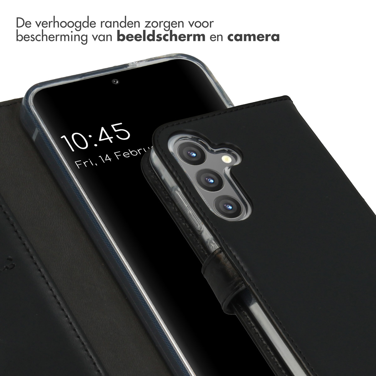 Zwarte telefoonhoes met telefoon erin. De telefoon toont de tijd en datum op het scherm.