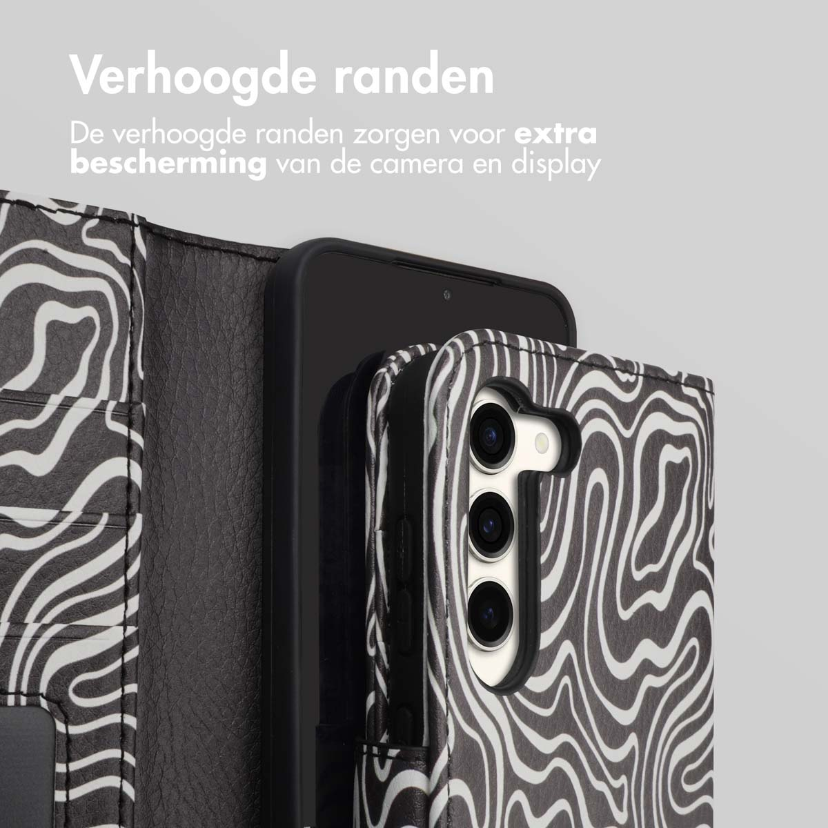 Telefoonhoesje met een zebra gestreept ontwerp. De telefoon zit erin. De achtergrond is wit.