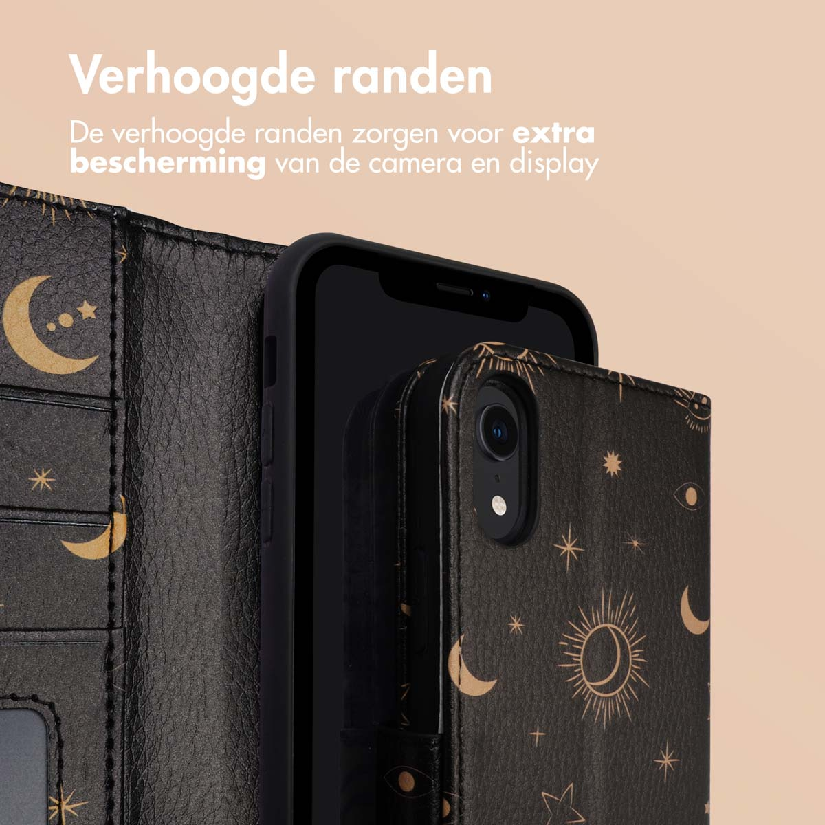 Une coque de téléphone avec un design sombre avec des lunes et des étoiles. Le téléphone est dans la coque.