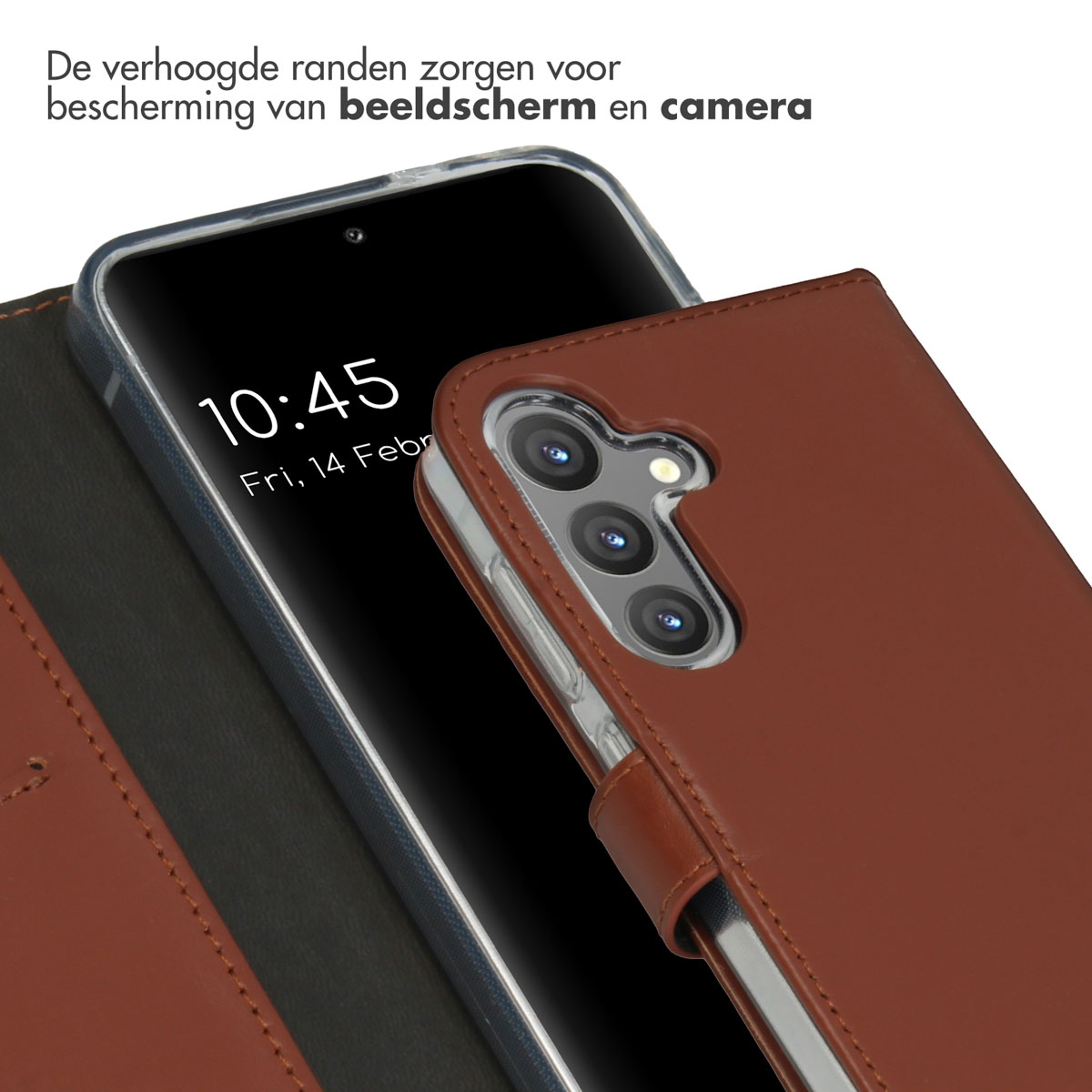 Bruin telefoonhoesje. Een telefoon zit in de hoes. De hoes is open.
