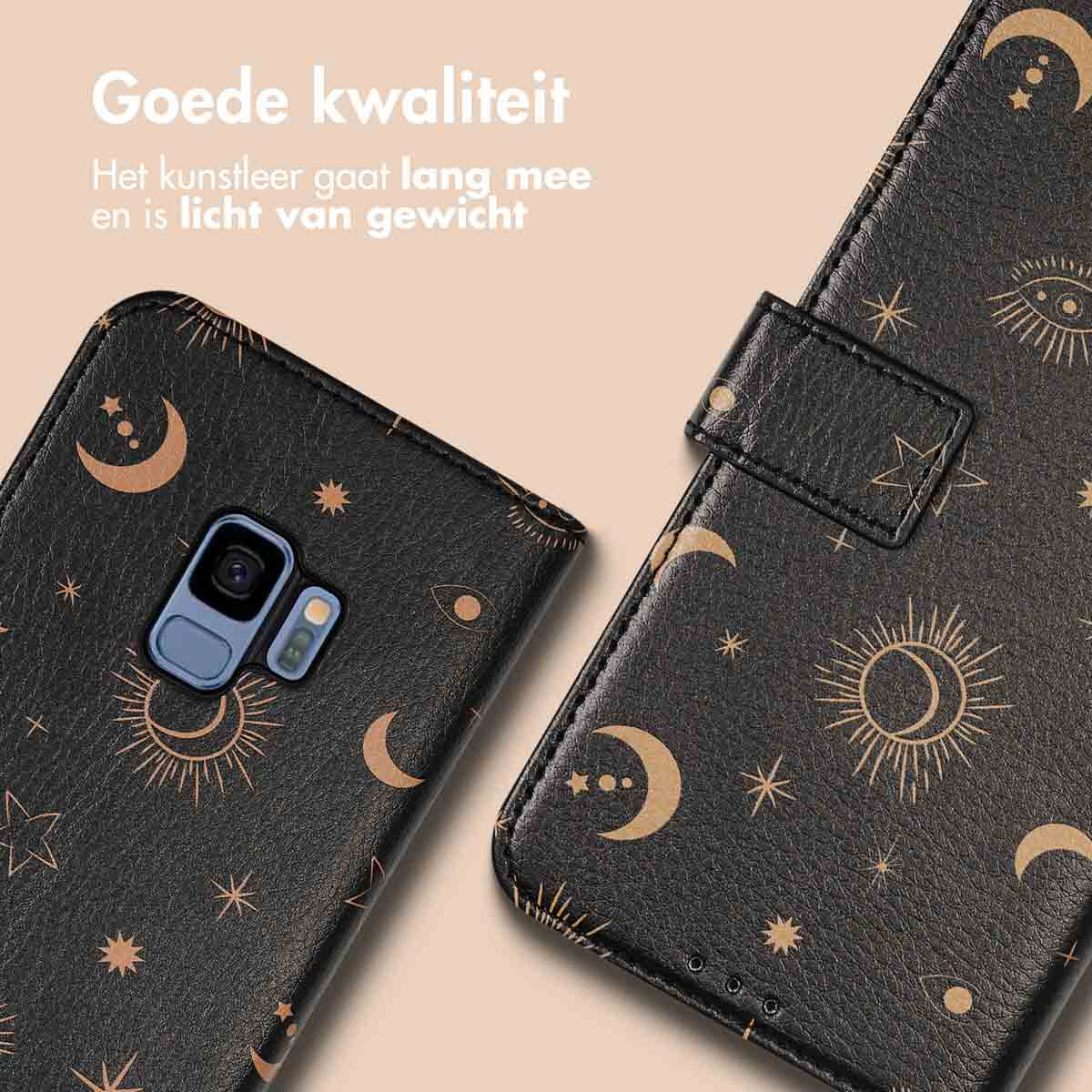 Zwarte leren telefoonhoes met gouden hemels ontwerp. De telefoonhoes is open.