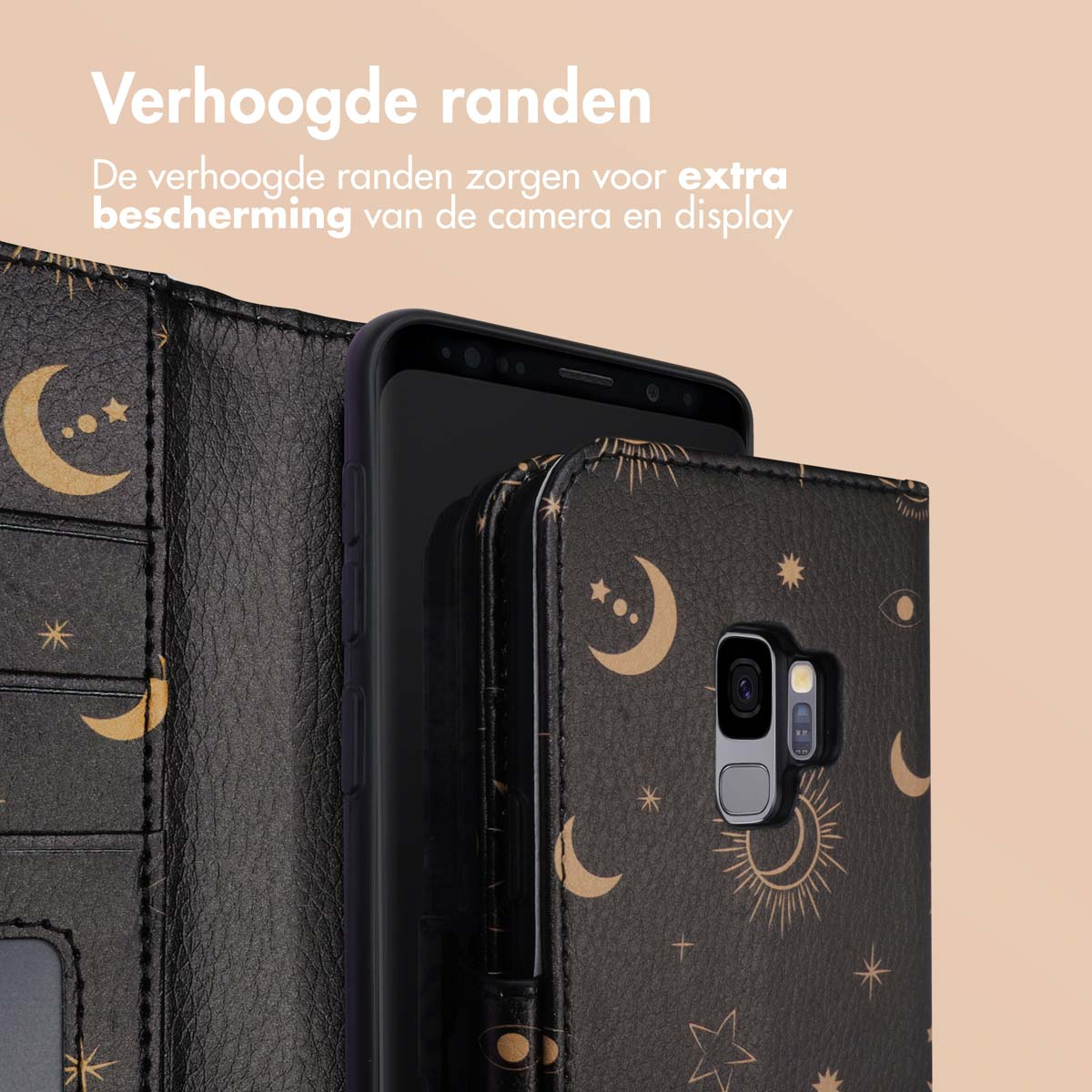Zwarte telefoonhoes met telefoon. De hoes heeft een maan- en sterrenpatroon.