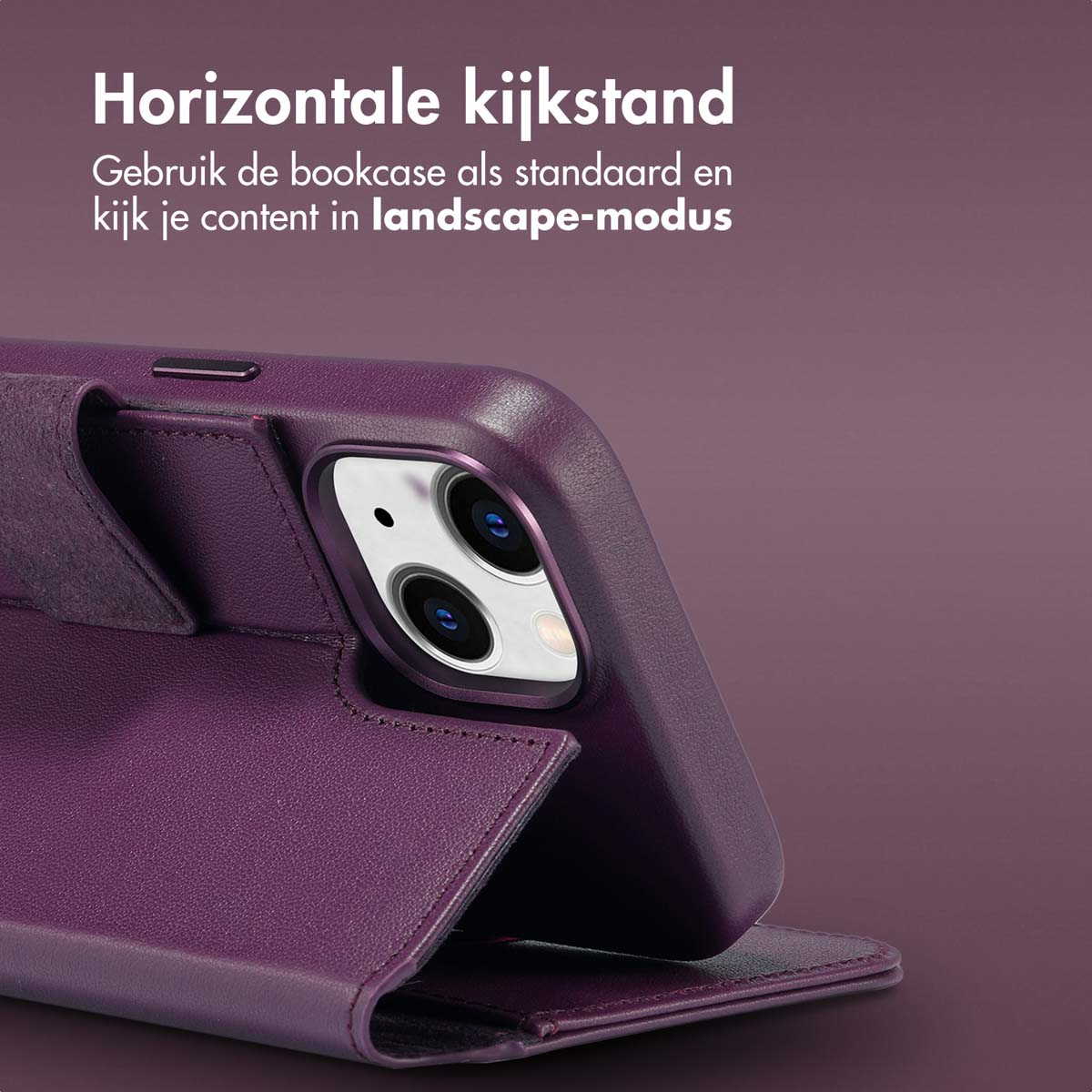 Paarse telefoonhoes met een telefoon erin. De hoes is open. De hoes is van leer.